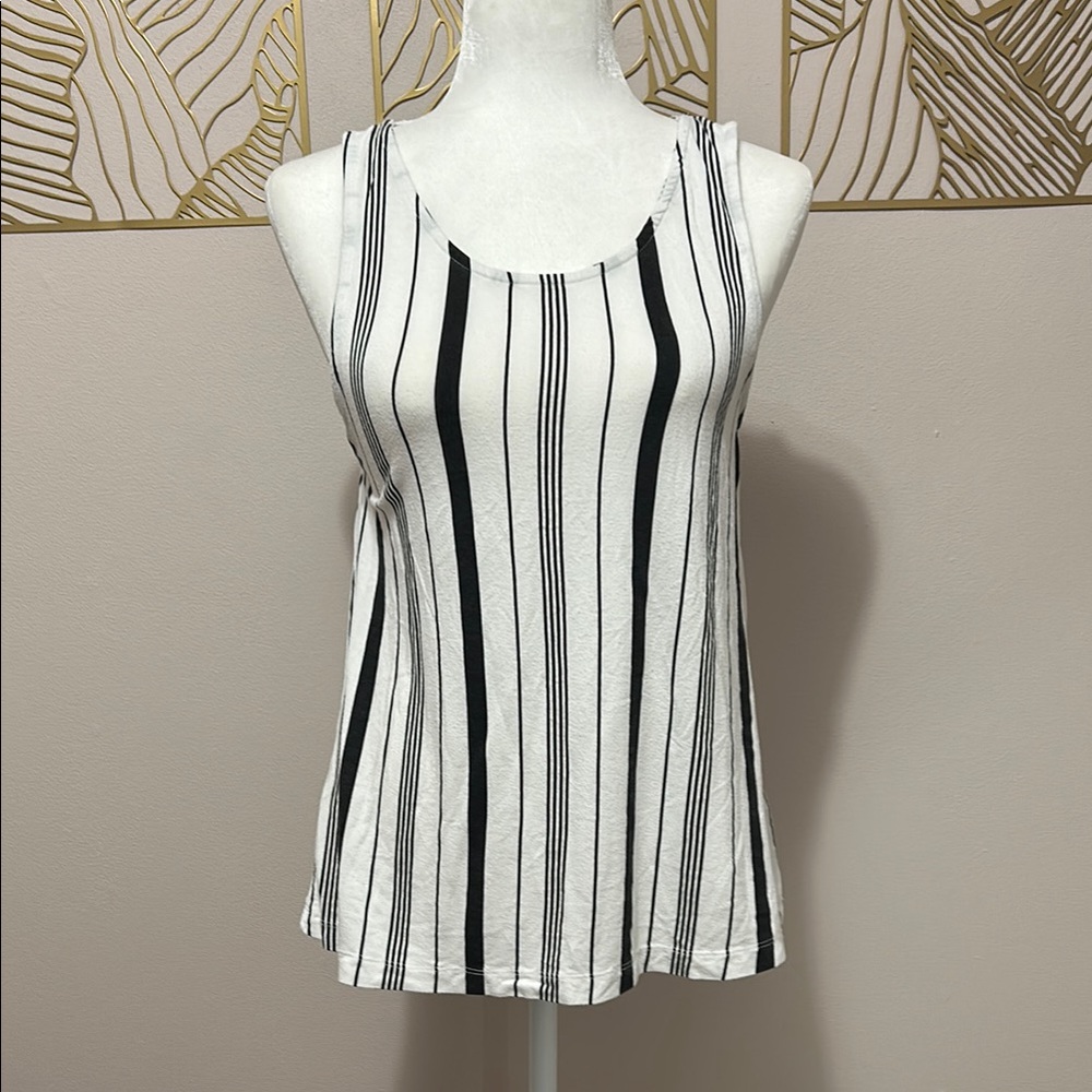 White and Black Sleeveless Tank Top Relaxed Fitted Style